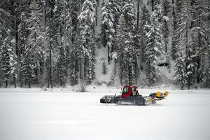 motoneige sur piste de ski et neige photo