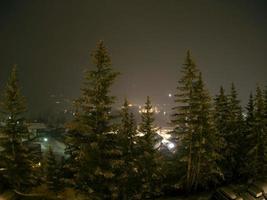 il neige la nuit dans les dolomites photo