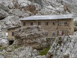 abri abandonné dans le panorama des montagnes des dolomites de tofane photo