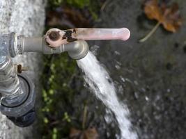 ouvrir le robinet d'eau extérieur en gros plan photo