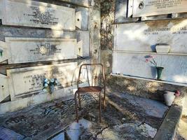 vieilles tombes et chaise rouillée au cimetière de portovenere photo