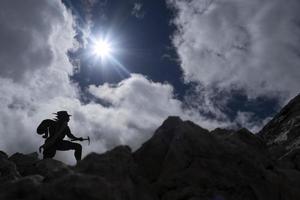 silhouette alpiniste dans le panorama des montagnes des dolomites de tofane photo