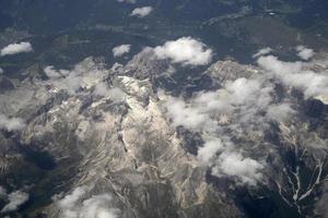 montagnes des dolomites près de trento panorama aérien depuis l'avion photo