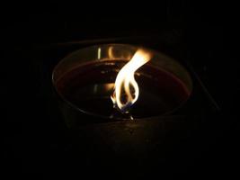 flamme de bougie de cire sur fond noir photo