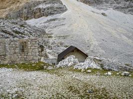 abri abandonné dans le panorama des montagnes des dolomites de tofane photo