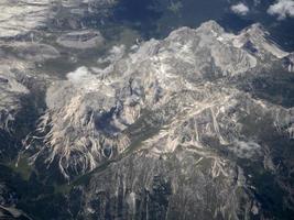 montagnes des dolomites près de trento panorama aérien depuis l'avion photo