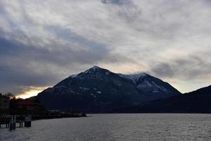 lac bellano de côme en hiver photo