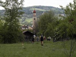 cantalupo ligure, italie - 15 mai 2021 - porte en pierre porte di pietra trial running marathon photo