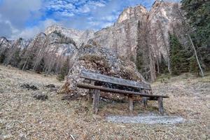 dolomites immense vue panoramique sur le paysage en hiver temps de neige photo