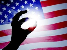 main attrapant le soleil sur le drapeau américain photo