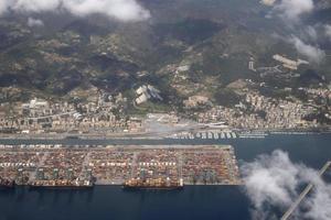 Vue aérienne du port de Gênes depuis l'avion photo