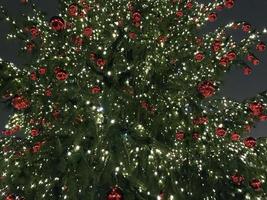 décorations de boules rouges de sapin de noël au marché de rue photo