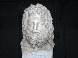 ancienne statue romaine en marbre d'esculape photo