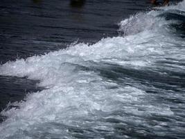 détail des vagues de la mer méditerranée ligurie photo