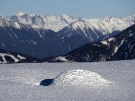 Détail de la neige gelée des Dolomites sur la montagne photo