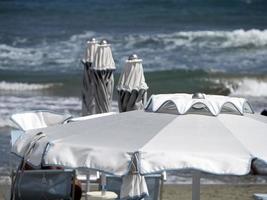 parasols d'été sur la plage de la ligurie photo