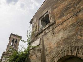 ancien village médiéval pittoresque d'ostia photo