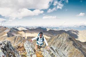 homme dans le désert de la montagne photo