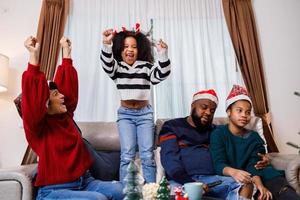 fille afro-américaine dansant et s'amusant avec sa famille. famille afro-américaine photo