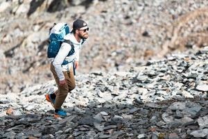 homme seul lors d'une randonnée alpine photo