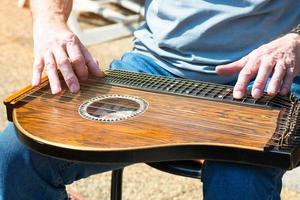 l'homme joue de l'autoharpe photo