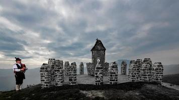 cornemuse de Bergame. joueur dans une chapelle religieuse traditionnelle avec construction en pierre photo