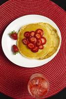 vue de dessus de crêpes maison aux fraises et au sirop photo