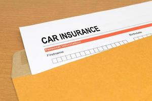 Formulaire de demande d'assurance automobile sur enveloppe brune photo