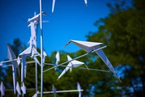 groupe de décoration d'oiseaux en papier. DOF peu profond photo