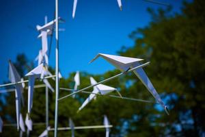 groupe de décoration d'oiseaux en papier. DOF peu profond photo