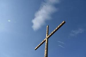 croix orthodoxe en bois contre le ciel photo