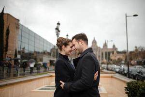 jeune beau couple hispanique aimant se promène sous un parapluie pendant la pluie. photo