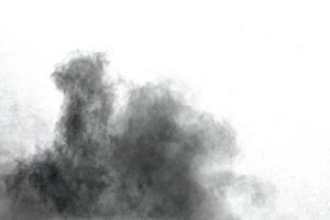 explosion de poudre noire sur fond blanc. photo