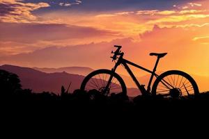 silhouette de vélo de montagne dans une belle vue. concept de cyclisme et d'aventure photo