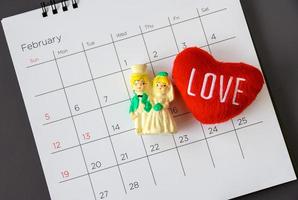 couple marié miniature sur le calendrier. photo