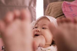 un bébé asiatique ressent le bonheur. photo