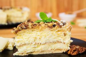 gâteau au miel avec fromage cottage, oranges et noix, décoré de chocolat blanc photo