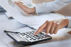 femme d'affaires travaillant vérifier les données du document finance in office photo