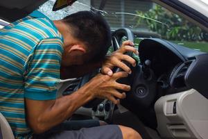 spasticité de la main au volant en état d'ébriété. photo