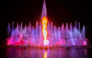 la fontaine colorée dansant pour célébrer l'année avec fond de ciel nocturne sombre. photo