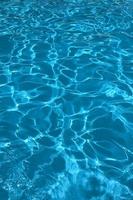 abstrait bleu de la surface de l'eau. photo