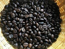 grain de café asiatique bio sur panier en osier. photo