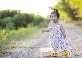 jolie fille souriant brillamment au soleil couchant photo