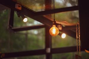 les lampes décoratives du café donnent une sensation de chaleur. idées de décoration de café photo