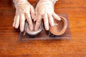 usine d'oeufs de pâques faits maison. faire une coquille d'oeuf à partir d'un oeuf de pâques avec du chocolat fondu et une forme. photo