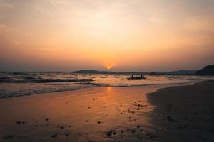 coucher de soleil orange en mer en été photo
