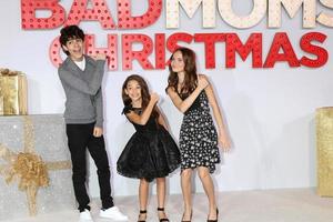 los angeles, 30 oct - emjay anthony, ariana greenblatt, oona laurence à la première de noël de mauvaises mamans au théâtre du village le 30 octobre 2017 à westwood, ca photo