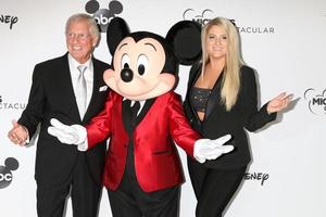 los angeles, 6 oct - gary trainor, mickey mouse, meghan trainor au mickeys 90e enregistrement spectaculaire au shrine auditorium le 6 octobre 2018 à los angeles, ca photo