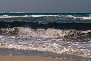 vagues de la mer sur la mer méditerranée photo