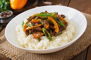 boeuf sauté aux poivrons, haricots verts et riz photo